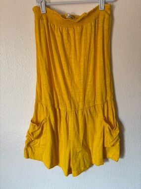 Womanโs Y2K Yellow Strapless Summer Romper with Front Pockets Size M